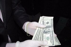 По данным прокуратуры, полицейский получил взятку в $1,5 тыс.