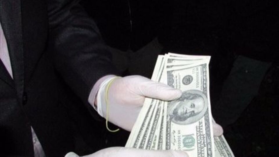 По данным прокуратуры, полицейский получил взятку в $1,5 тыс.