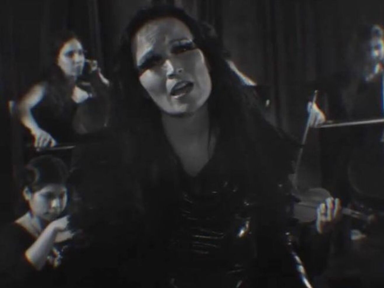 Турунен посвятила клип проблеме насилия в семье