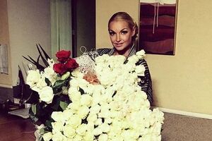 Волочкова забралась на лошадь, чтобы показать шпагат