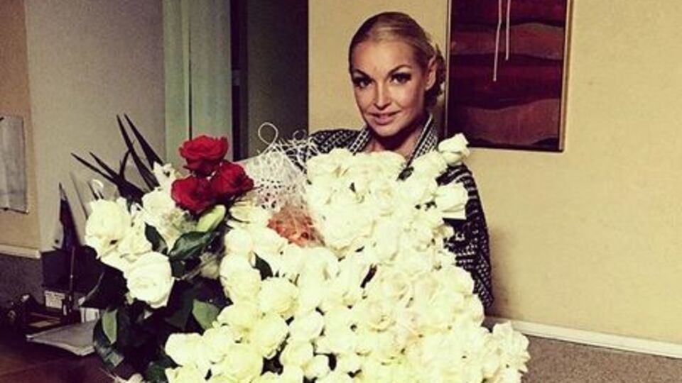 Волочкова забралась на лошадь, чтобы показать шпагат