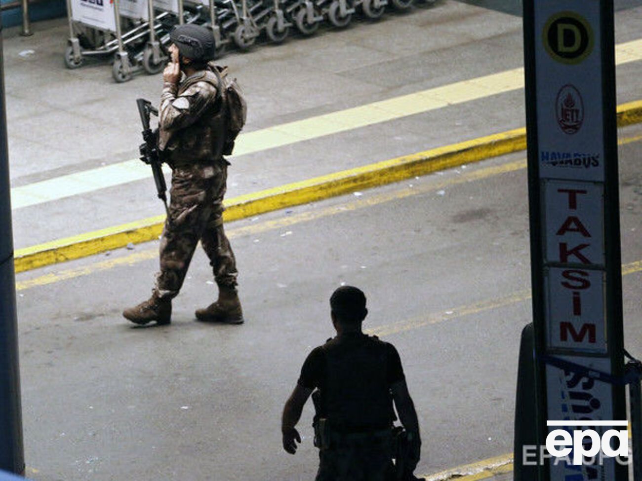 Полиция Стамбула выясняет подробности теракта в международном аэропорту