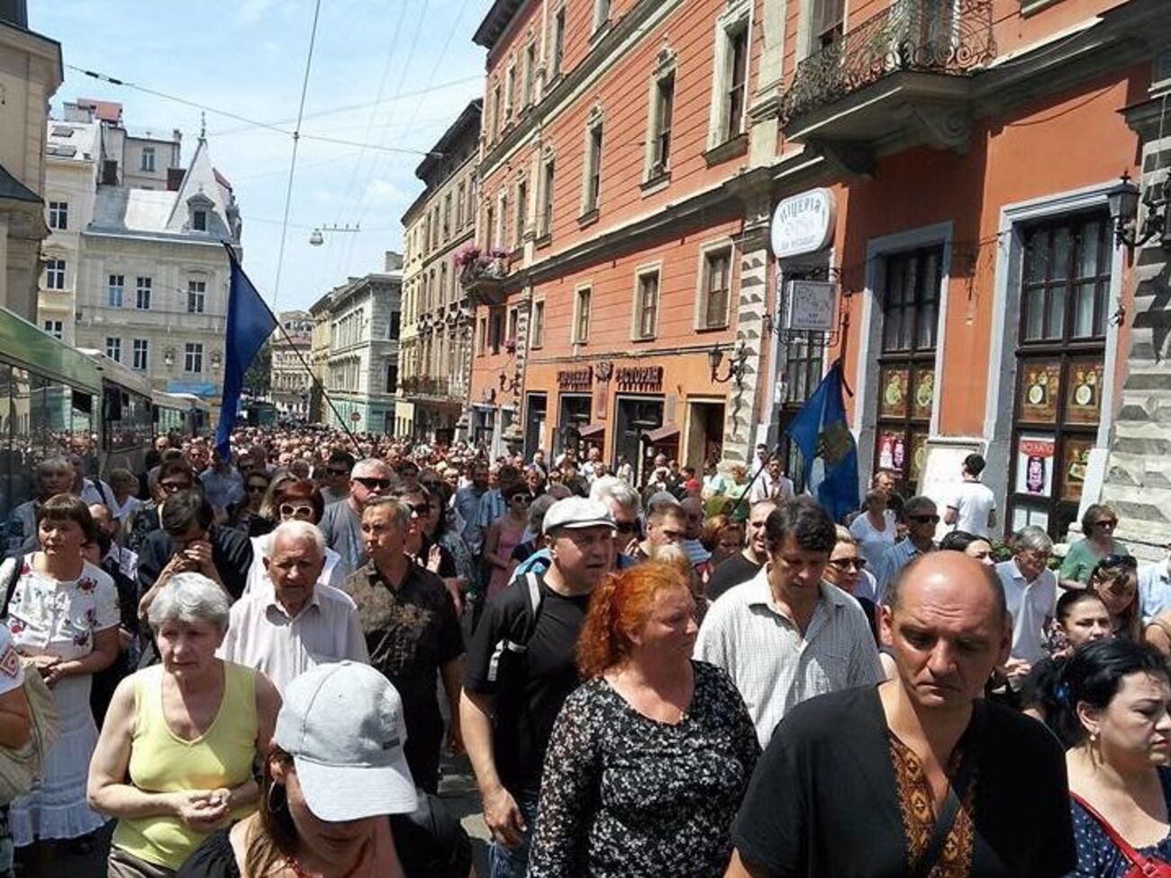 Похоронная процессия растянулась на несколько километров