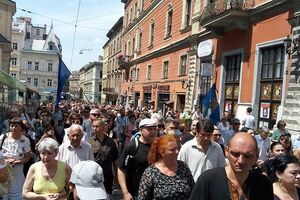 Похоронная процессия растянулась на несколько километров