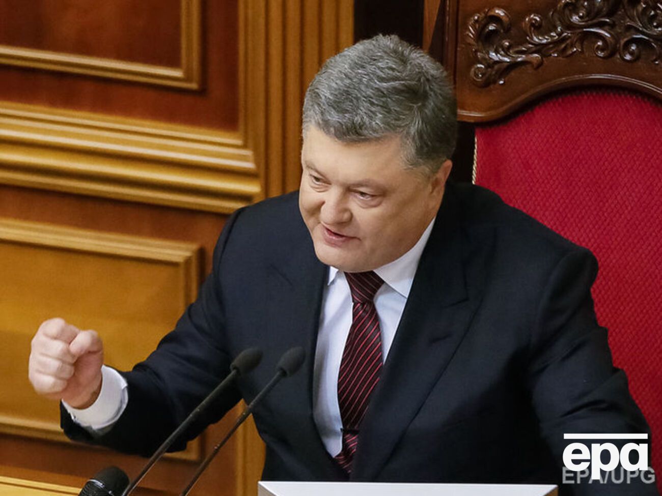 Порошенко сообщил, что его контакты с Путиным посвящены освобождению заложников