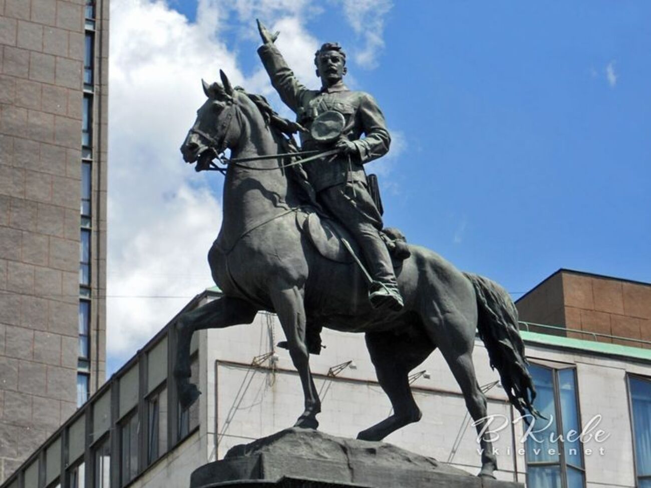 Памятник Николаю Щорсу в Киеве