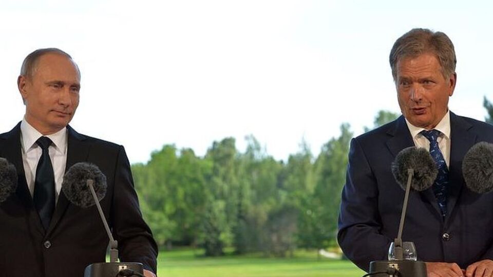 "На наших границах в Прибалтике войска НАТО увеличиваются. И что нам делать?" – обратился Владимир Путин (слева) к Саули Ниинисте