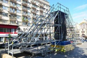 В Киеве установили лестницу, по которой можно взобраться на постамент, где стоял памятник Ленину