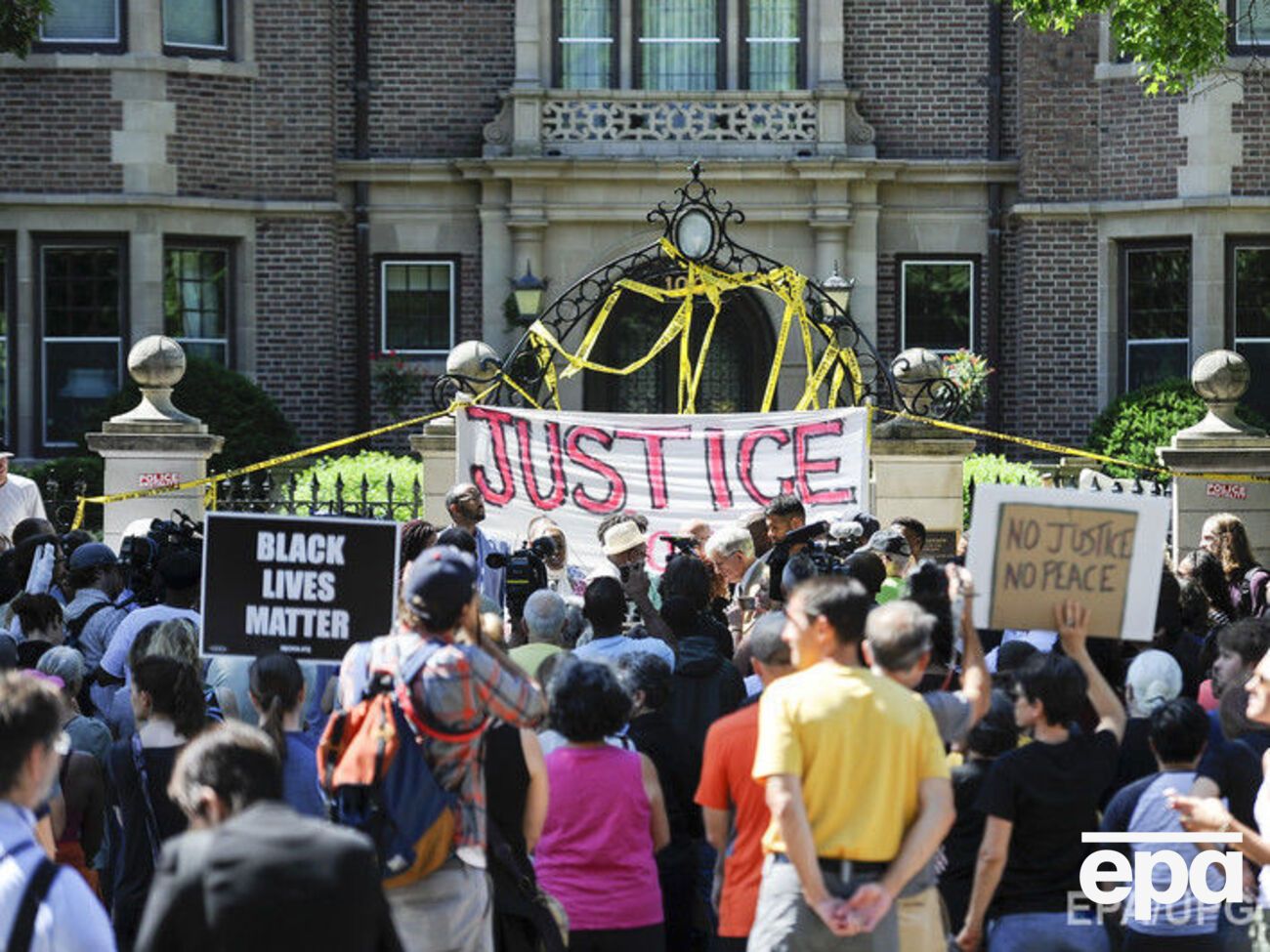 В Сент-Поле не стихают протесты после гибели афроамериканца от рук полицейского