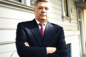 Издание отмечает, что на первый взгляд Павел Лазаренко производит впечатление обычного многодетного отца