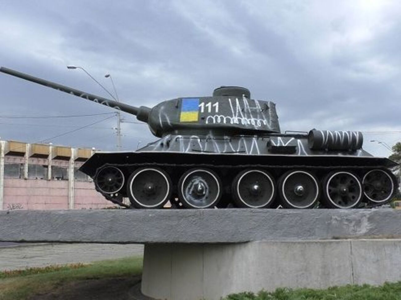 Киевляне разрисовали танк белыми полосками