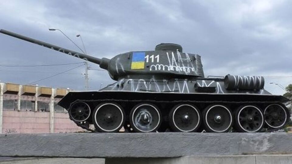 Киевляне разрисовали танк белыми полосками