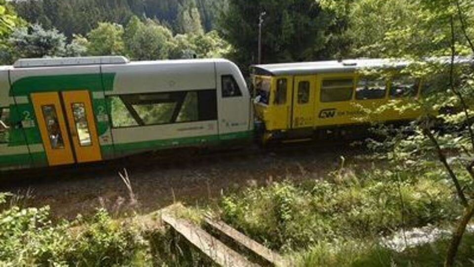 Недалеко от чешского города Ротава произошло лобовое столкновение двух пассажирских поездов