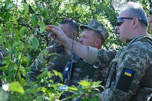 Муженко посетил военных в зоне АТО