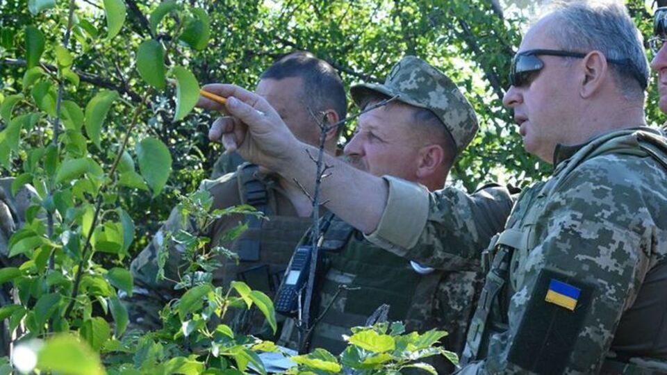 Муженко посетил военных в зоне АТО