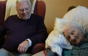 Глэдис Херминстон-Хупер со своим 85-летним сыном