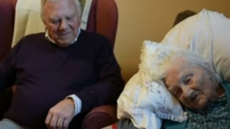 Глэдис Херминстон-Хупер со своим 85-летним сыном