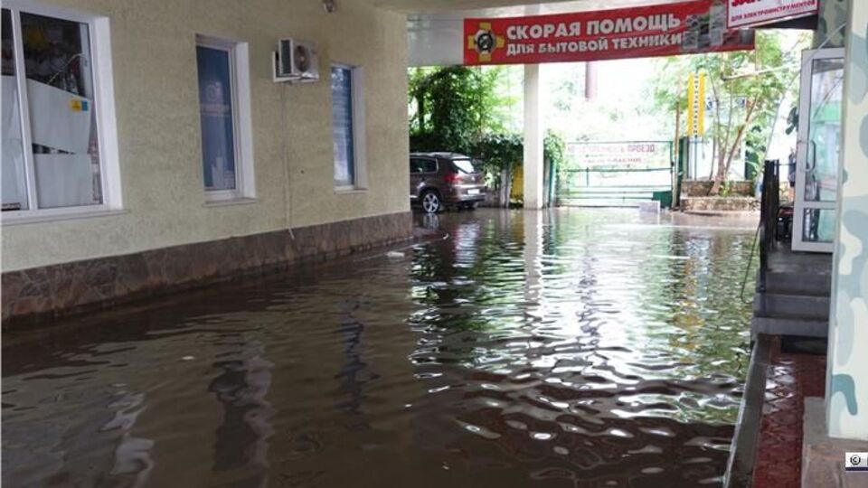 Ливень затопил центральные улицы Керчи