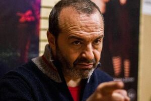 Шендерович: Пограничница глянула в паспорт и уже поставила свой нехитрый инструмент на страничку, чтобы поставить штамп, как вдруг что-то увидела в компьютере и притормозила процесс