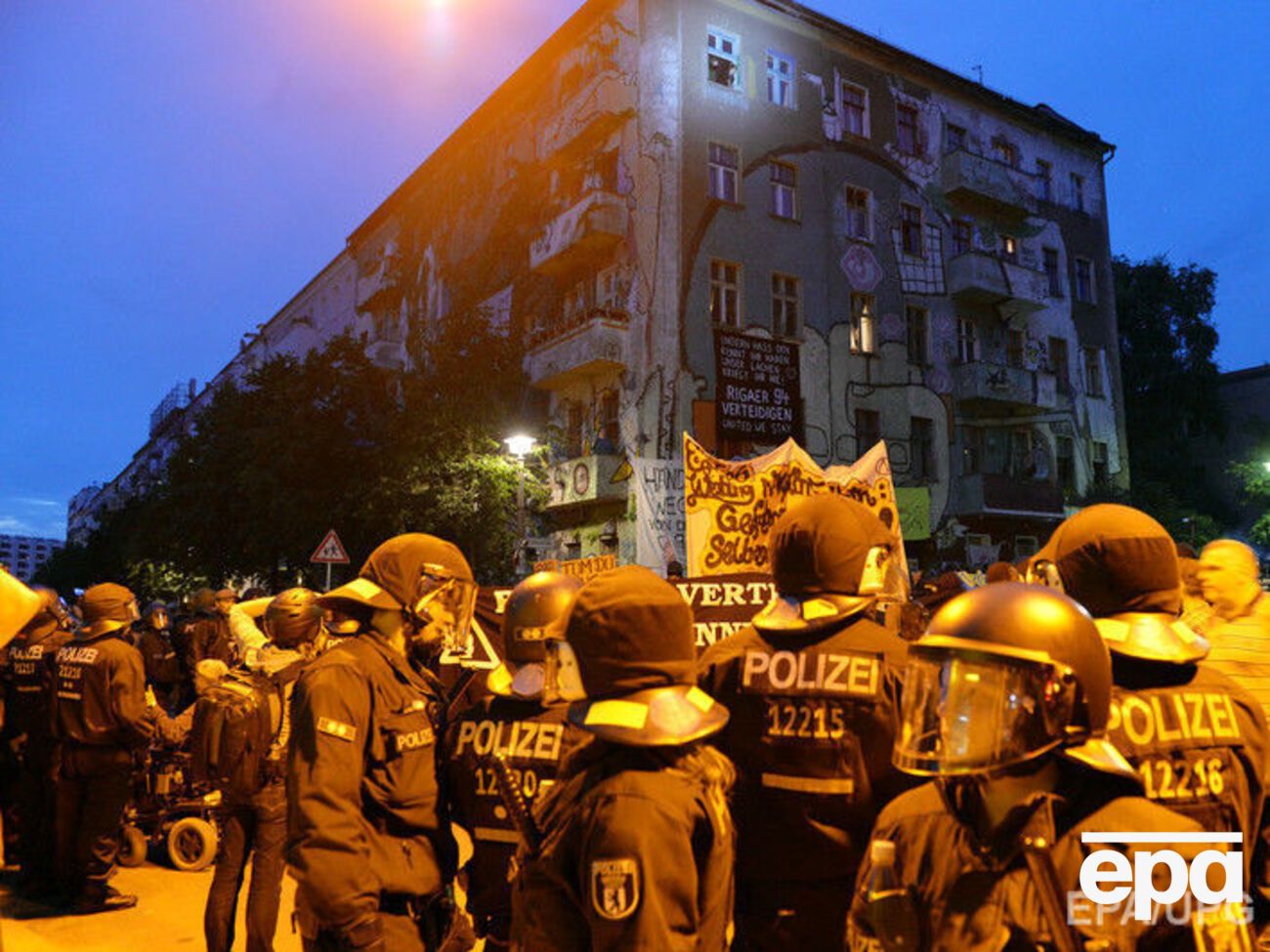 Митингующие стали конфликтовать с полицейскими, бить их руками и ногами, а также бросать в них камни, бутылки и петарды