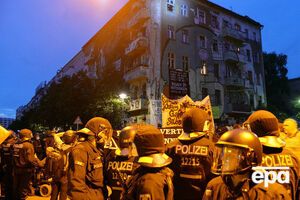 Митингующие стали конфликтовать с полицейскими, бить их руками и ногами, а также бросать в них камни, бутылки и петарды