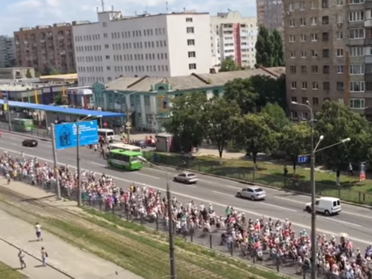 Участники крестного хода направляются в Киев