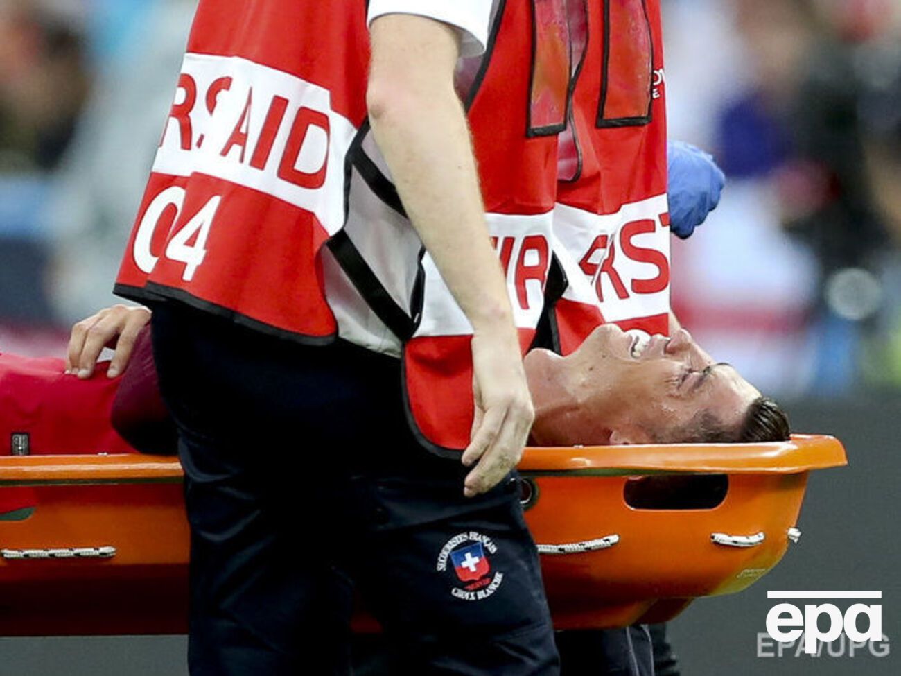 Роналду покинул поле на носилках