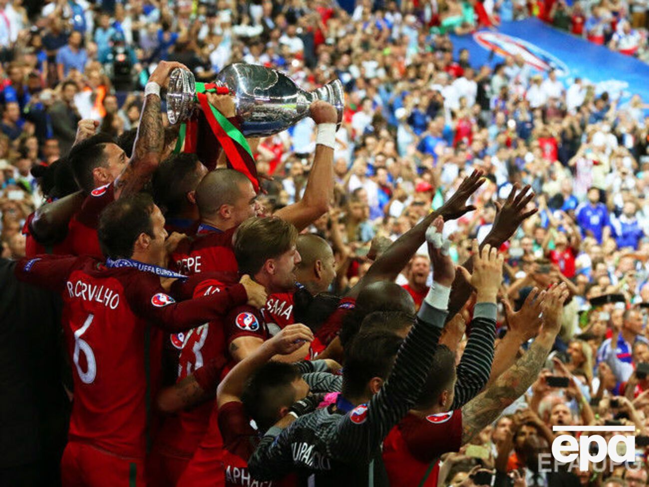 Португалия впервые побеждает на крупных турнирах
