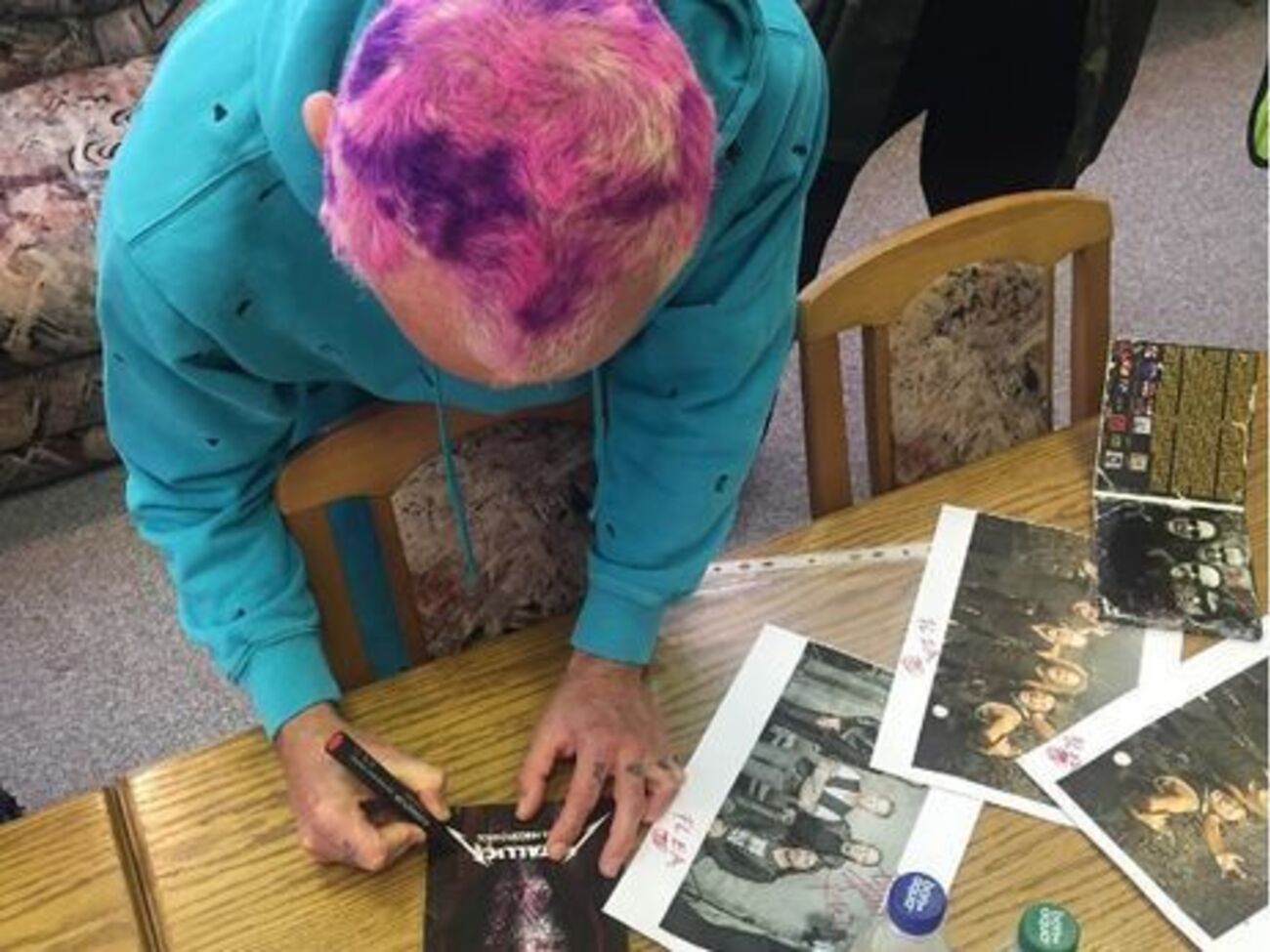 Белорусские таможенники заявили, что автографы у RHCP просила сотрудница аэропорта