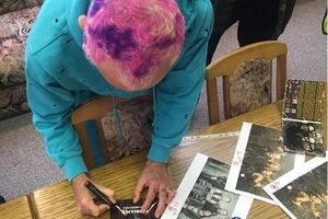 Белорусские таможенники заявили, что автографы у RHCP просила сотрудница аэропорта