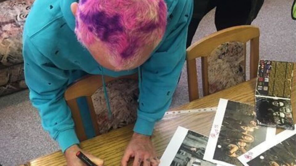 Белорусские таможенники заявили, что автографы у RHCP просила сотрудница аэропорта