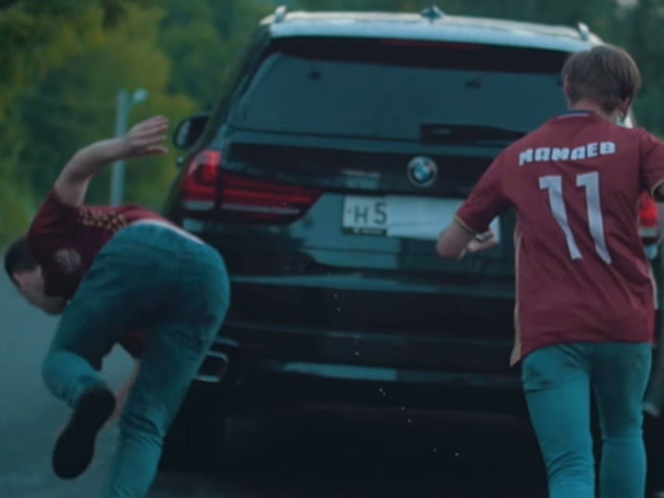 В пародии на клип группы "Ленинград" высмеяли пьяных российских футболистов