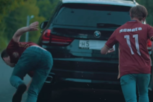 В пародии на клип группы "Ленинград" высмеяли пьяных российских футболистов