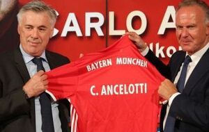 Глава правления "Баварии" Карл-Хайнц Румменигге сегодня представил нового тренера Карло Анчелотти (слева)