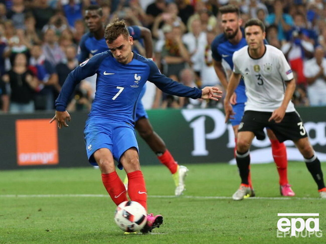 Гризманн забивает 11-метровый в полуфинальном матче с Германией