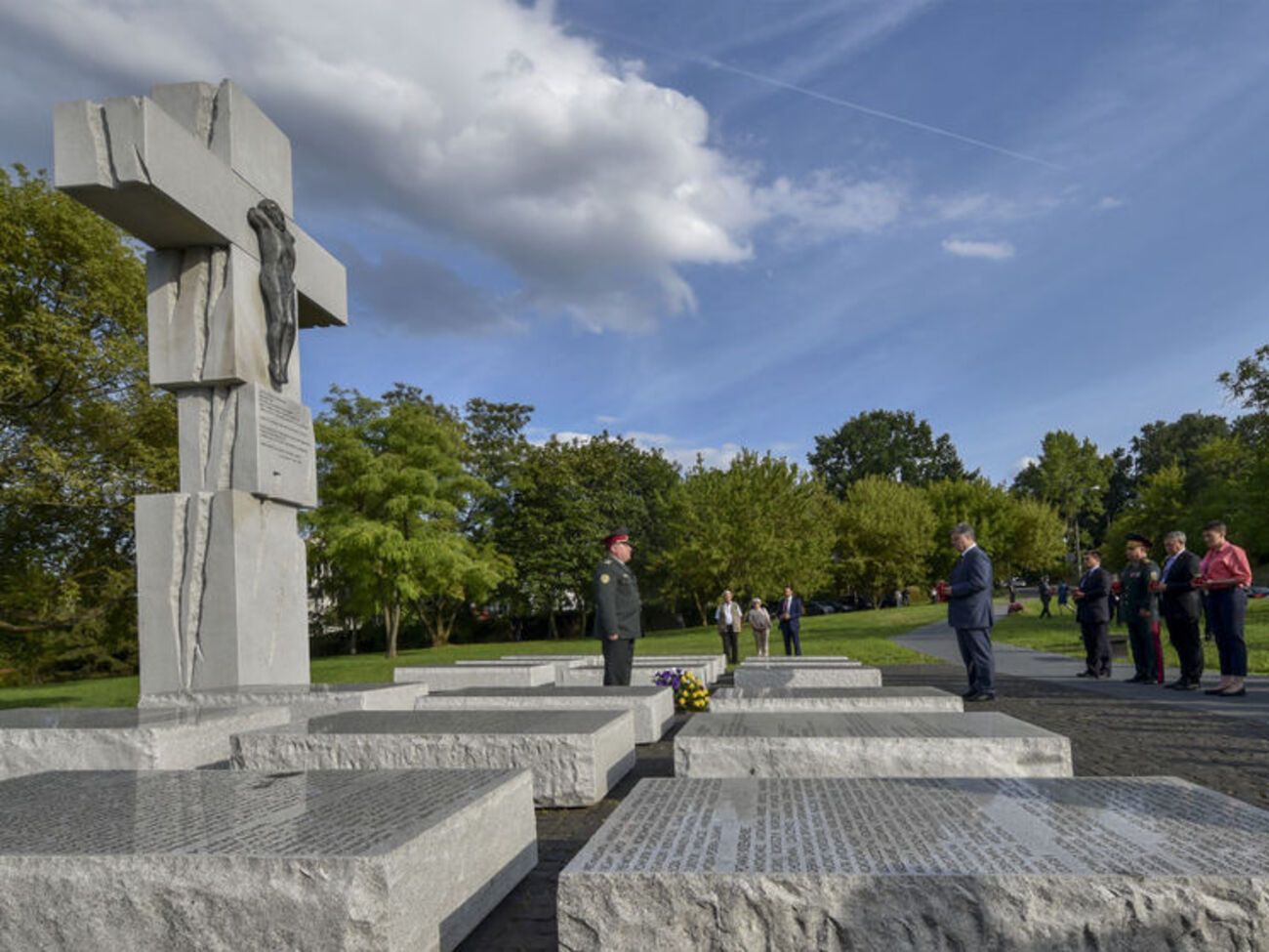 Порошенко на мемориале жертв Волынской трагедии в Варшаве