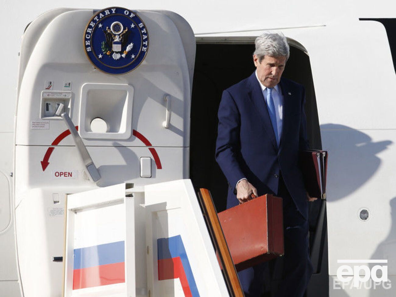 Весной Керри прилетел в Москву с загадочным красным чемоданом
