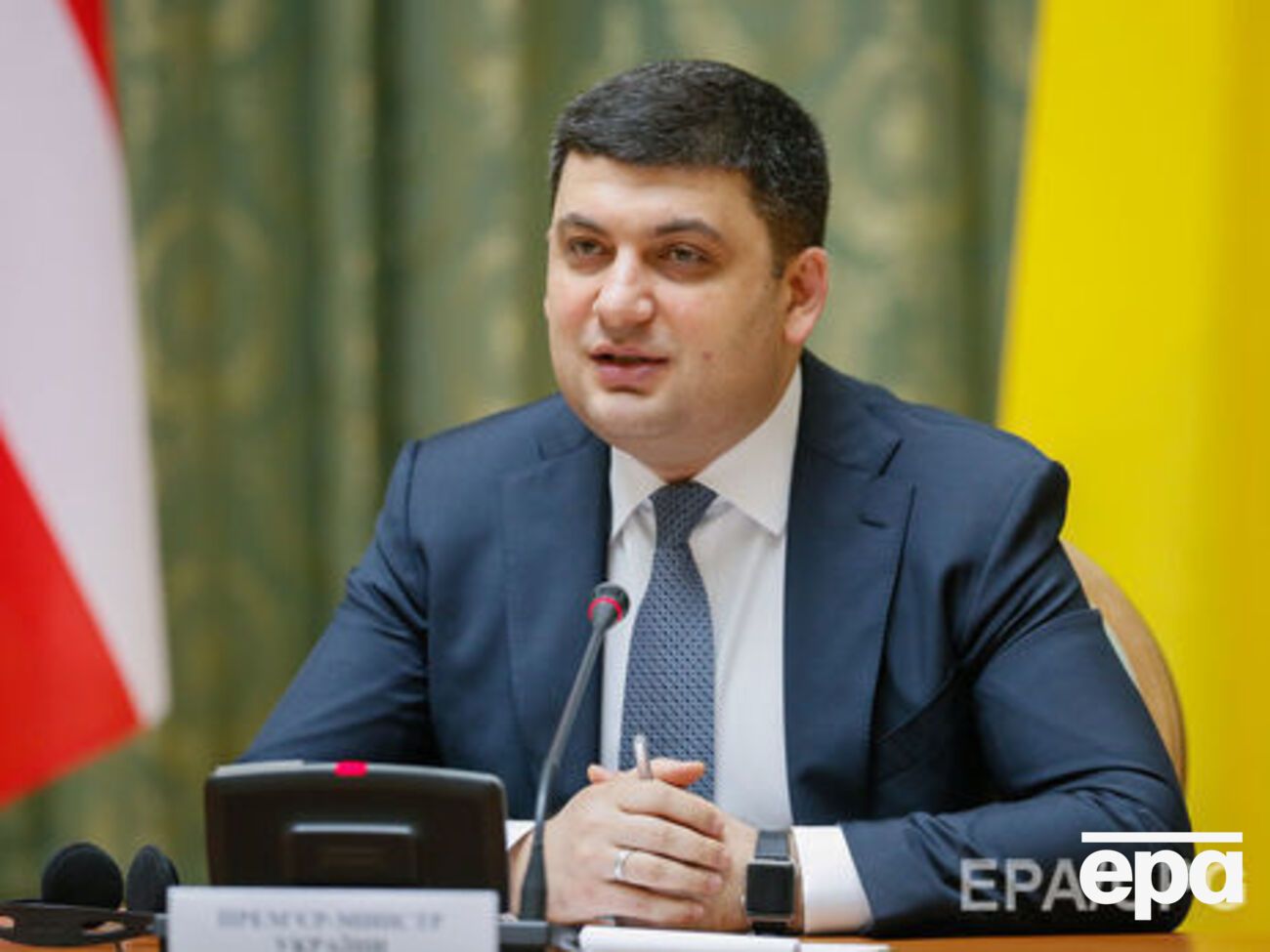 Гройсман требует отчета о борьбе с коррупцией