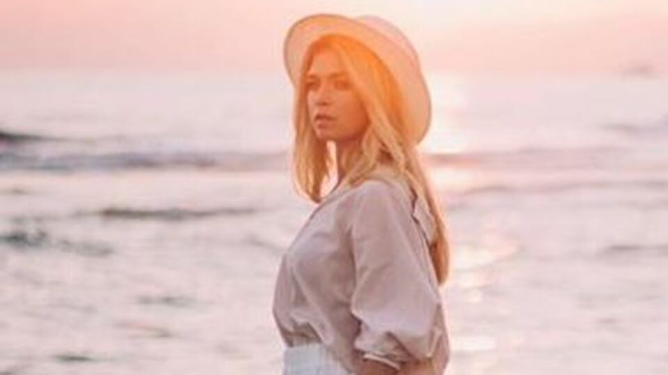 Брежнева: Клетки весили 17 кг, не считая голубей. И все на хрупких плечах