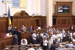 Депутаты окружили трибуну