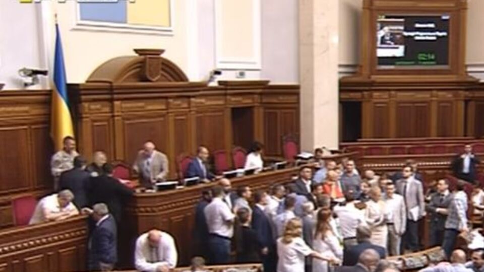 Депутаты окружили трибуну