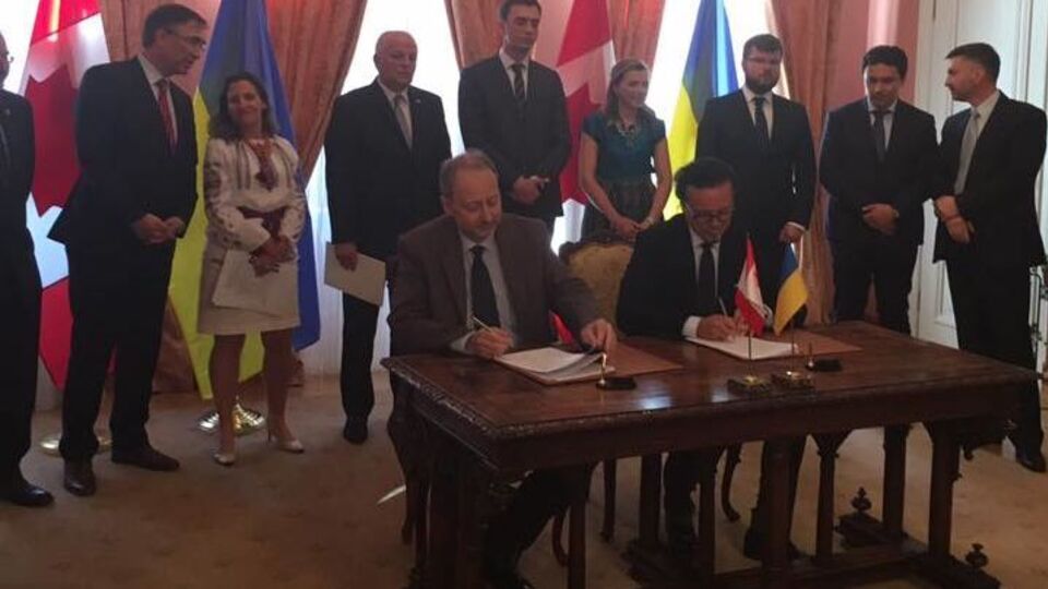 Глава "Укрзалізниці" Бальчун и представитель Bombardier Канетти подписали меморандум 11 июля