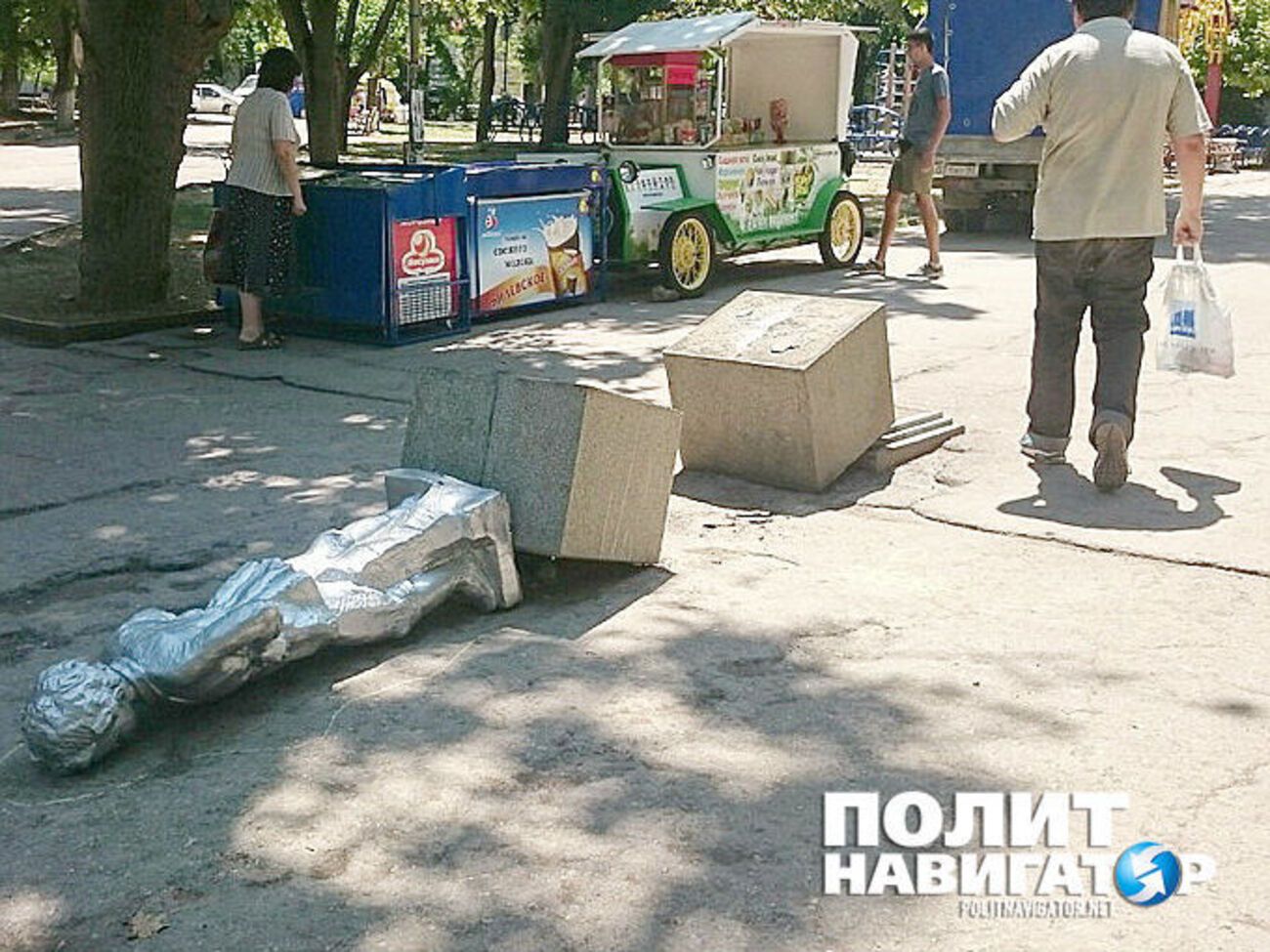 Памятник обвели мелом, как труп