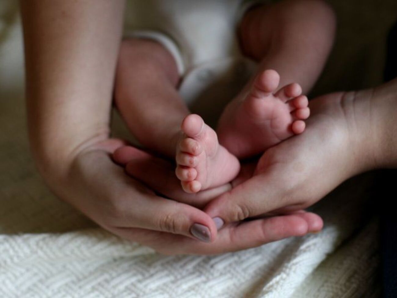 Женщина хотела продать ребенка на третий день после его рождения