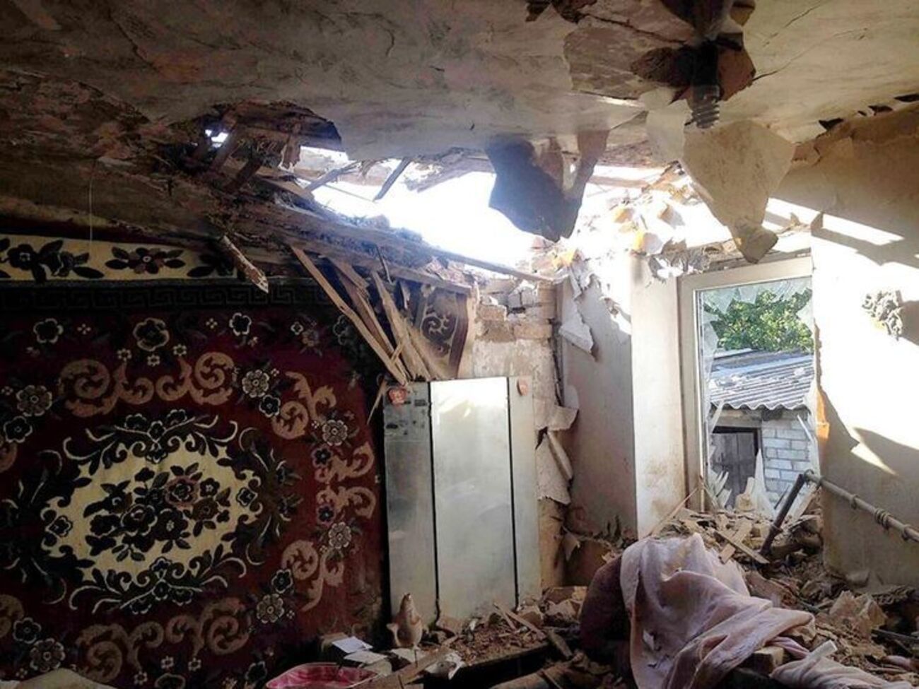 Последствия обстрела&nbsp;жилого сектора Курдюмовки