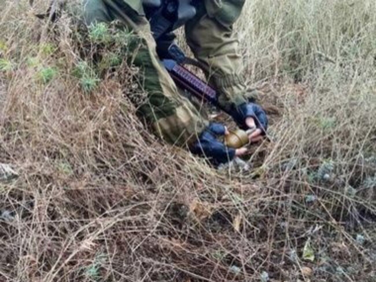 Волонтер наступил на неизвестное взрывное устройство