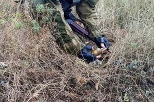 Волонтер наступил на неизвестное взрывное устройство