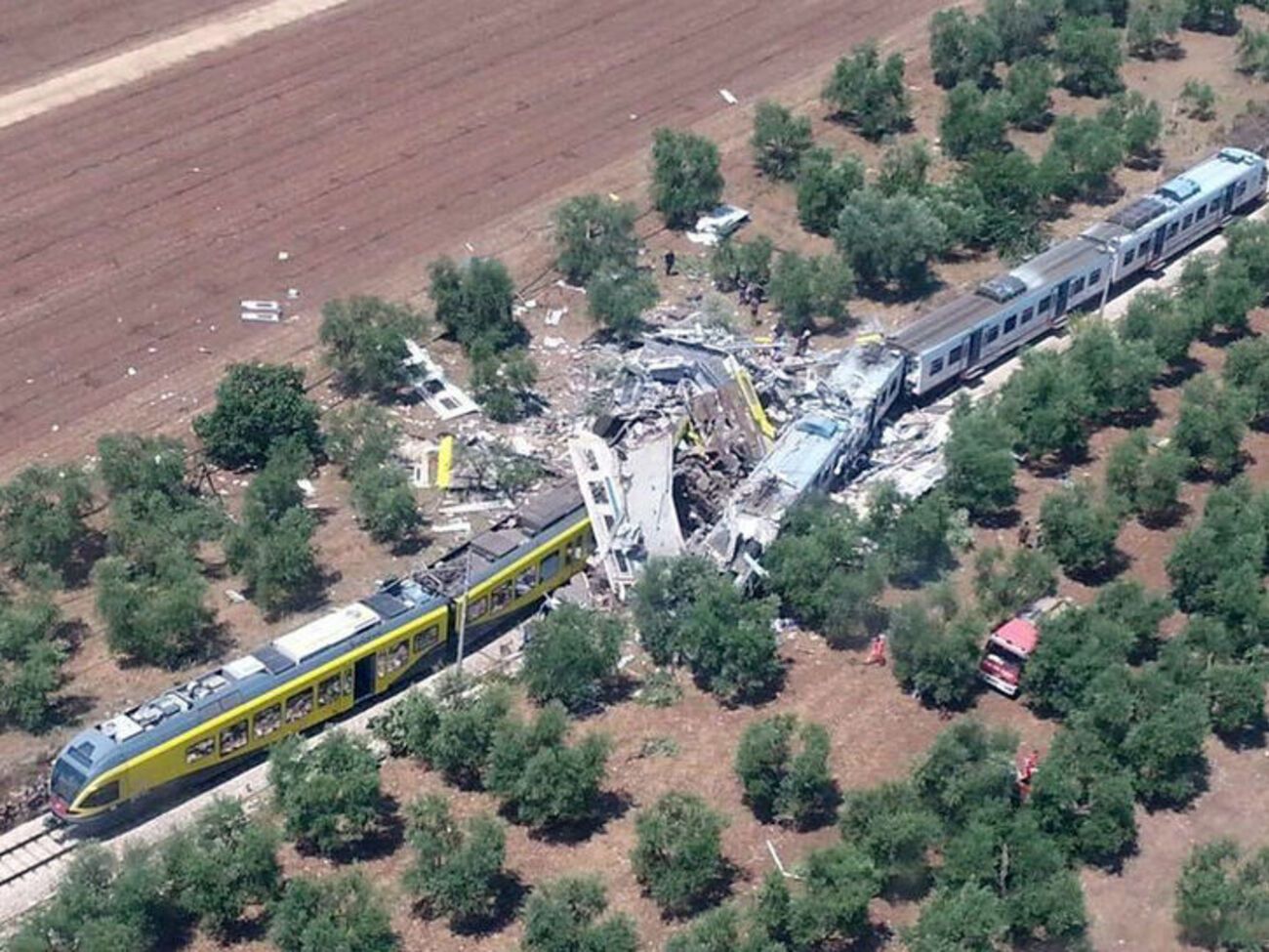 Лобовое столкновение поездов в Италии привело к десяткам погибших и раненых. Фоторепортаж