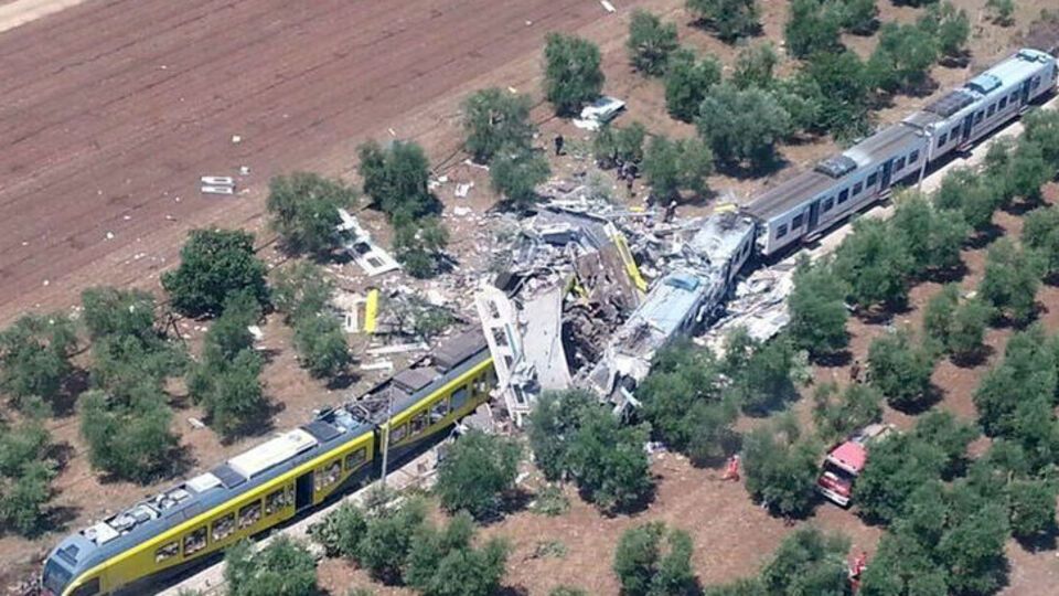 Лобовое столкновение поездов в Италии привело к десяткам погибших и раненых. Фоторепортаж