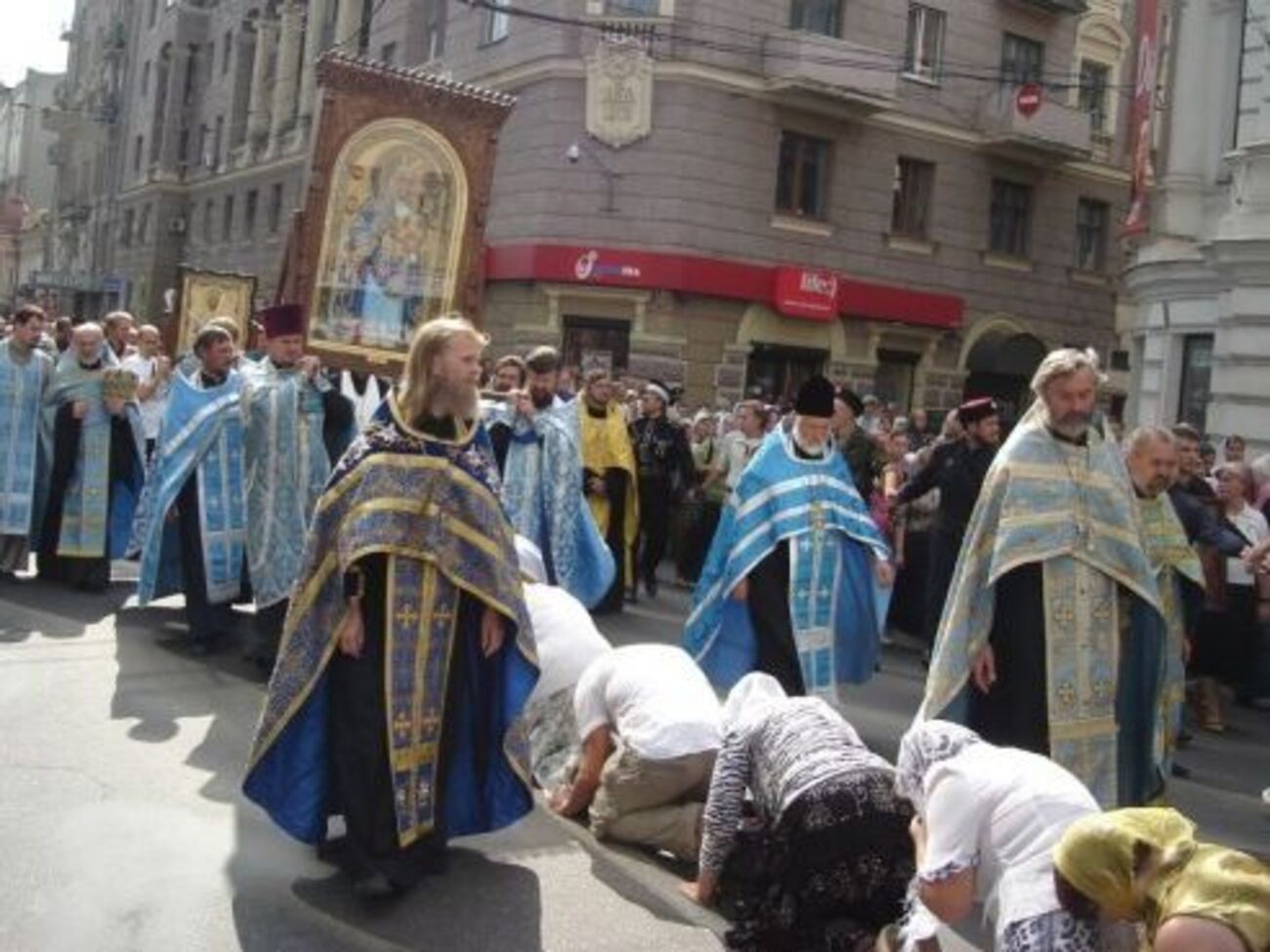 Участники крестного хода в Харькове